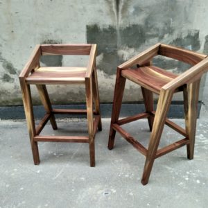 Дизайнерский барный стул №2 из массива